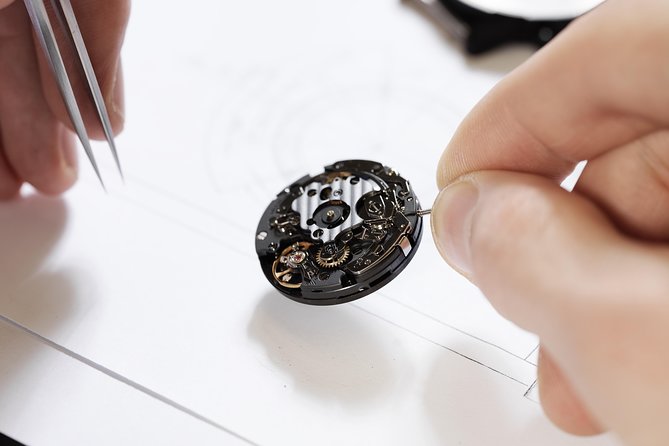 À Maurice Watch Workshop in Zurich - Wearing the coat and magnifying loupe