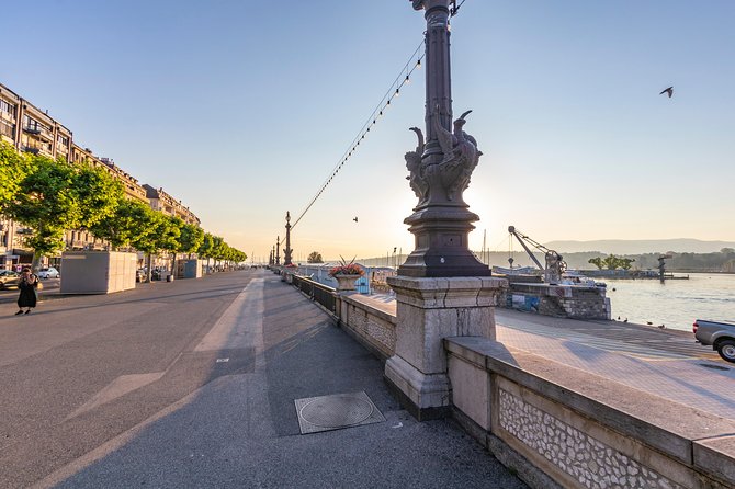 Best Intro Tour of Geneva with a Local - Starting at the National Monument