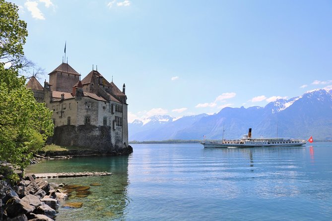 Chillon Castle Entrance Ticket in Montreux - Choosing the brochure, audioguide, or a guided option