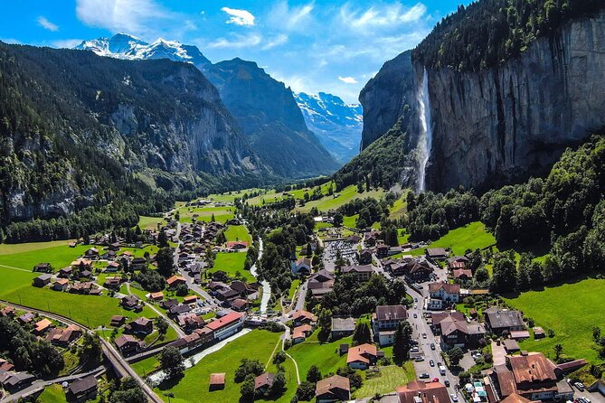 Discover Lauterbrunnen with CHEESE & CHOCOLATE - The short bus ride to Trümmelbach Falls