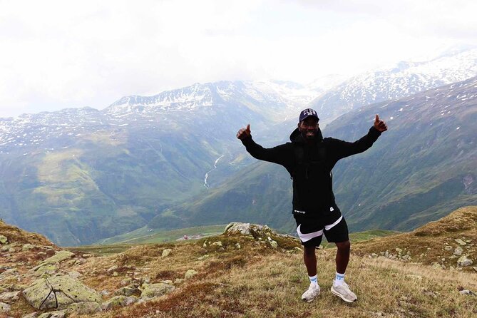 Full-Day Hiking Swiss Alps and Lake swim with Pick-up - How Robbe guides the day