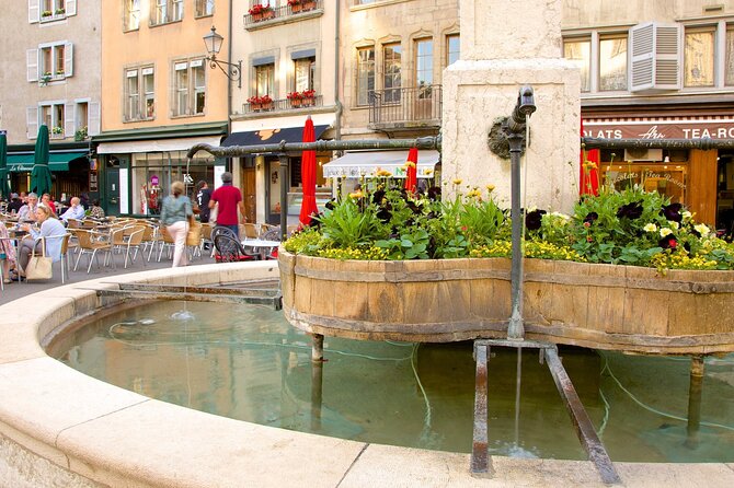 Geneva: Sightseeing of top Places Tour Electric TukTuk 1H15 tour - St. Pierre Cathedral and the cost of short stops