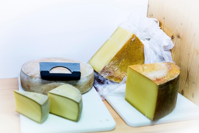 Lucerne CH Experience: Cheese, Chocolate, Chapel Bridge & Château - Cheese and Swiss wine in a smaller setting