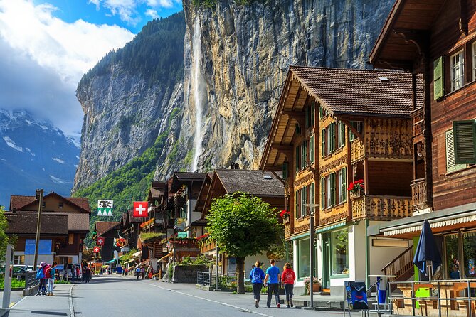 Mountain Majesty: Small Group Tour to Lauterbrunnen and Mürren - The return to Interlaken and the crowded-train issue