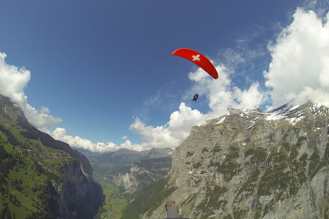 Mürren: Paragliding over the Lauterbrunnen Valley - Landing beside the Schilthornbahn