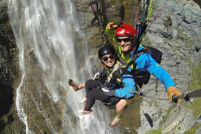 Mürren: Paragliding over the Lauterbrunnen Valley - The safety briefing and tandem setup
