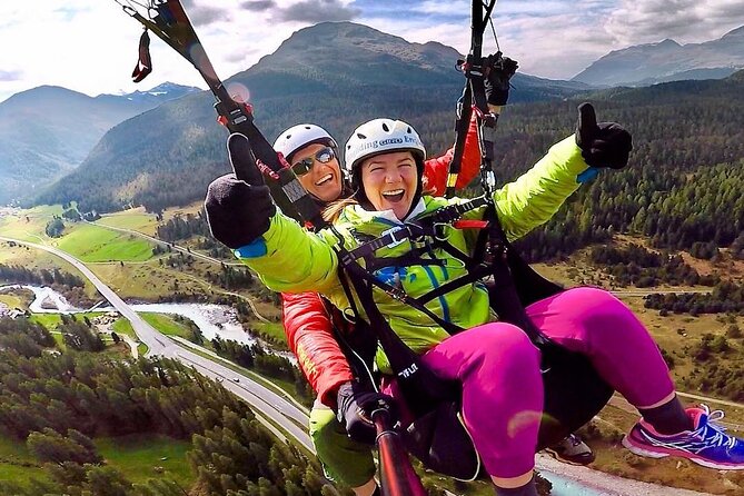 Paragliding Tandem Flights in Engadin - The safety briefing before takeoff