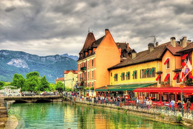 Private Trip from Geneva to Annecy in France - Leaving Geneva in a private modern vehicle